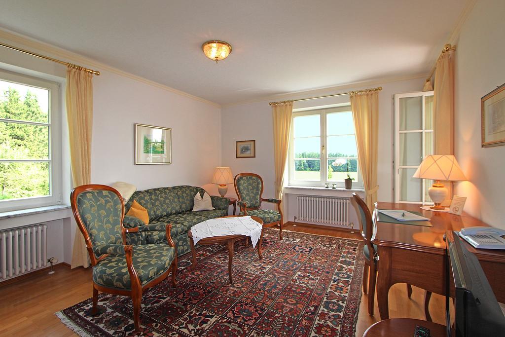 Gaestehaus Schloss Kronburg Екстериор снимка